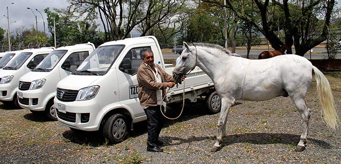 Sustituci�n de carretillas no para; se entregan 15 camionetas m�s, este lunes