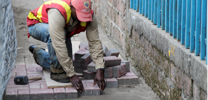 Proyecto adoquines ya ha pavimentado  1.000 mts2 de v�as