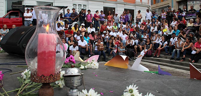 Con acto simb�lico desagravian a las mujeres, en d�a de la no violencia contra ellas