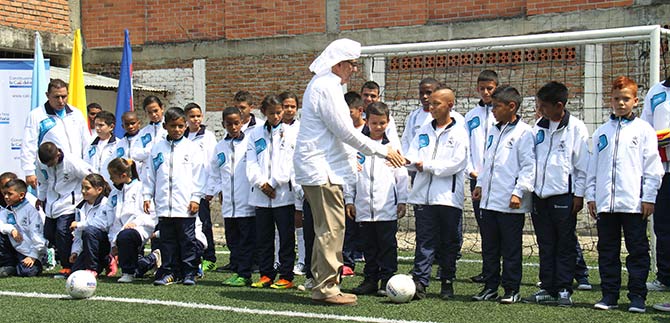 30 embajadorcitos de Cali viajaron a reunirse con la Realeza futbol�stica de Madrid