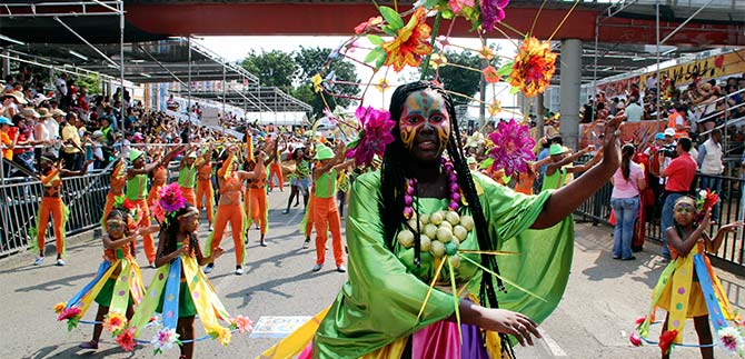 El colorido de la identidad cale�a desfil� en el Carnaval de Cali Viejo