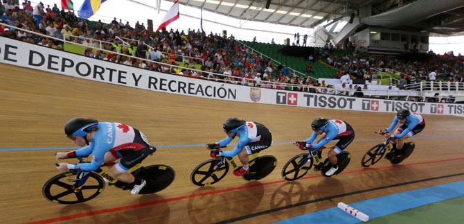 Alegr�a cale�a se tom� el vel�dromo, en arranque del Mundial de Ciclismo