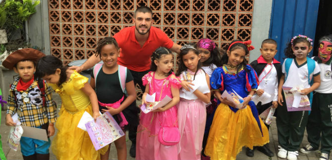 Dulces y mensajes de sana convivencia llev� asesor de Asuntos �tnicos a ni�os de familias de escasos recursos
