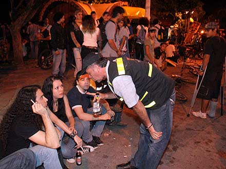 Multan a cale�os por consumir licor en espacios p�blicos