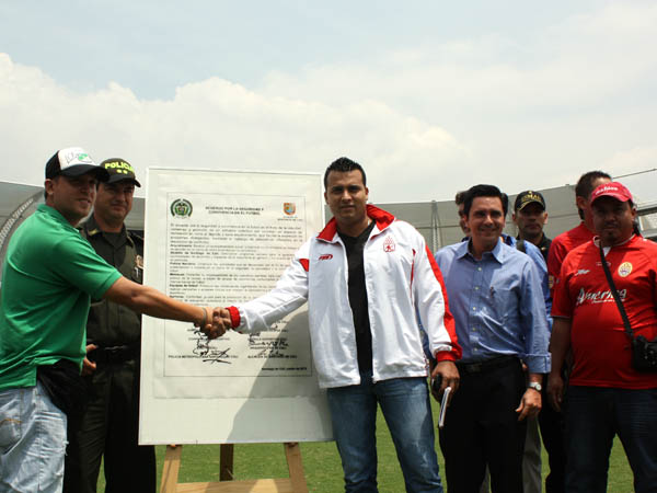 Pacto entre hinchas cale�os y americanos le saca �tarjeta roja� a la violencia