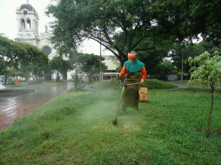 El Dagma realiza enlucimiento en zonas verdes de parroquias de Cali