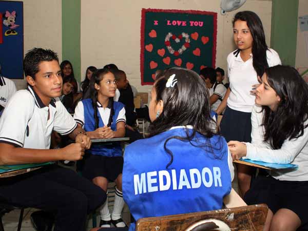 Colegio p�blico de Cali promueve un seminario-taller contra la violencia escolar y familiar