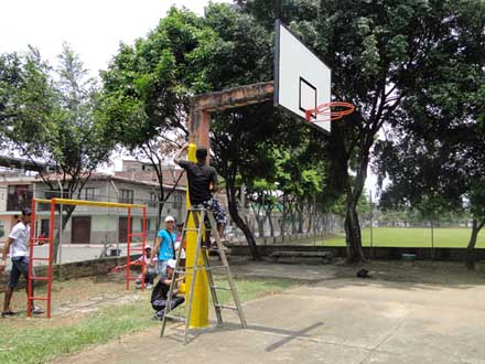 Minga en la Comuna 4 le hizo un �gol� al abandono de parques