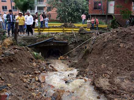 Administraci�n Municipal atiende emergencia en quebrada El Buen Vivir