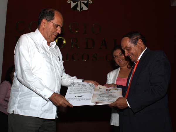 CaliDA reconocimientos a ciudadanos que contribuyen a la ciudad:  Medalla al M�rito C�vico al director del Ancianato San Miguel