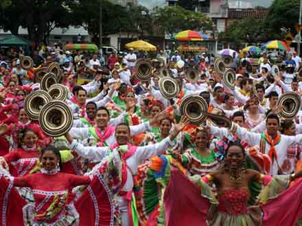 Bailarines de Cali pusieron a la ciudad a vibrar con la cumbia, tras un  R�cord Guinness