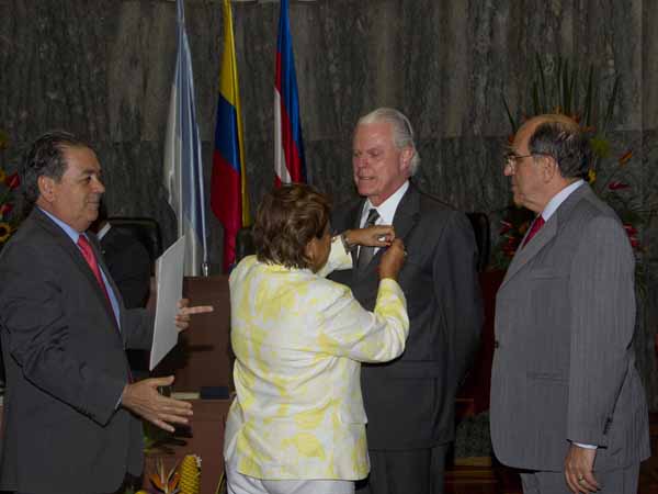 Vallecaucanos reciben condecoraci�n por su aporte a la regi�n