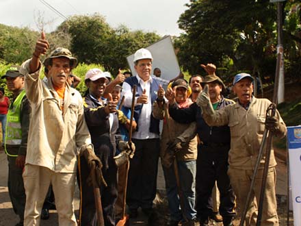 Con bacheo de v�as, la Alcald�a premia a comunas que pagan sus impuestos