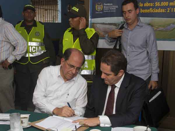Cali recibi� primera partida de Regal�as para licitar la planta de lixiviados en Navarro
