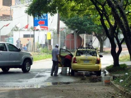 Recomendaciones para el uso del agua: evite riego de antejardines y lavado de carros