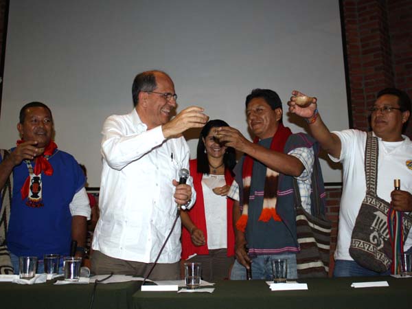 Ceremonia con chicha por acuerdo de Familias en Acci�n en favor de los ind�genas