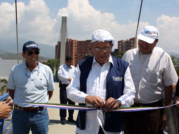 Cale�os cruzan por nuevo puente atirantado en la Autopista Sur