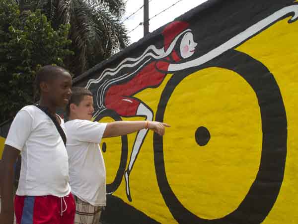 Durante las Vacaciones Calidosas, miles de ni�os les ponen color a las calles cale�as