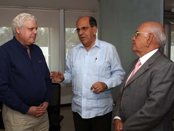 El embajador de Per� conoce los desarrollos de Cali