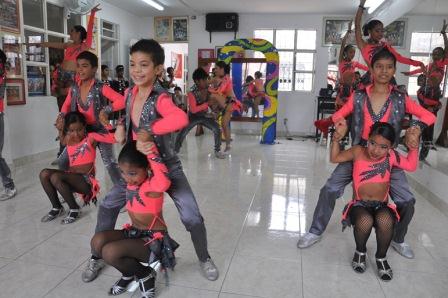 Bailarines de escuelas de salsa logran apoyos empresariales