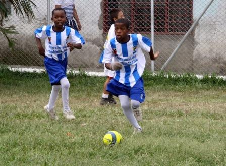 Un centenar de ni�os �les meter�n un gol� a las diferencias sociales
