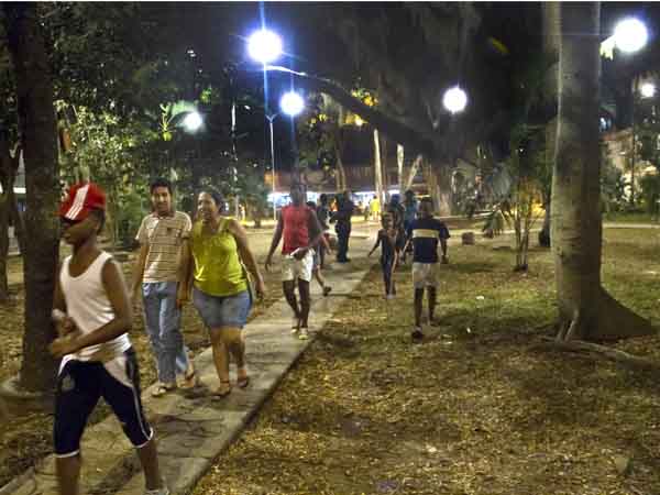 La Alcald�a regalar� alumbrado en 70 parques y cruces viales