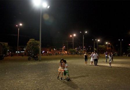 La Alcald�a inaugur� iluminaci�n de cuatro kil�metros en el oriente