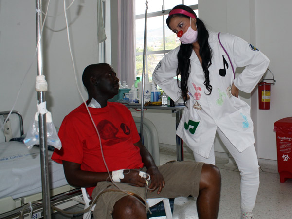 Diversi�n a pacientes con narices rojas y estetoscopios