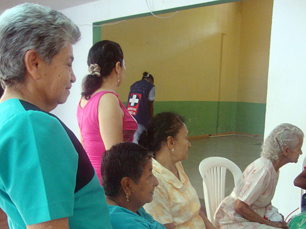 ESE Centro entrega ayudas a abuelitos necesitados del oriente cale�o