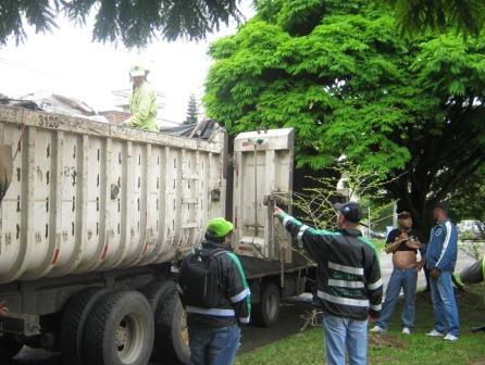 El Dagma interviene escombrera de m�s de 15 metros de altura, en Alfonso L�pez