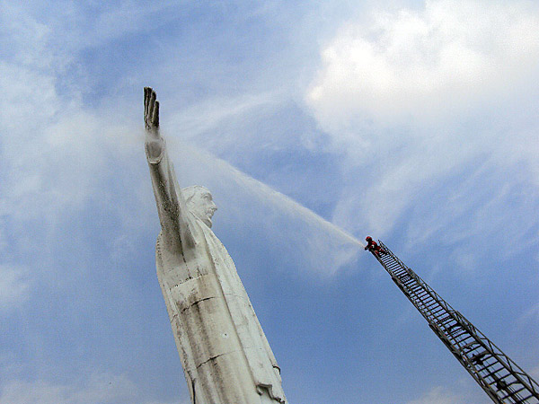 Enlucen a Cristo Rey, �cono de Cali que recibe a propios y a turistas con los brazos abiertos