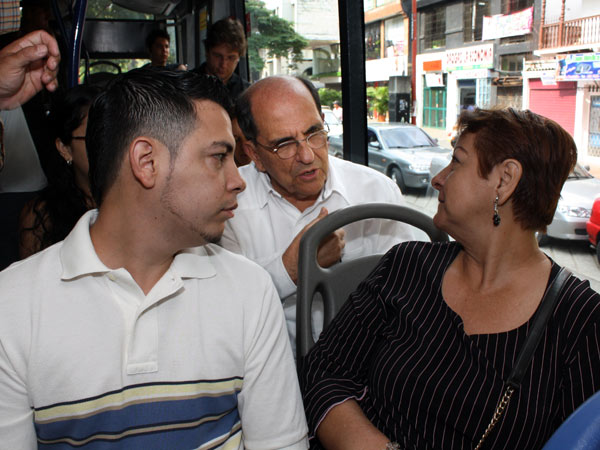 El Alcalde dialog� con pasajeros del MIO como un usuario m�s