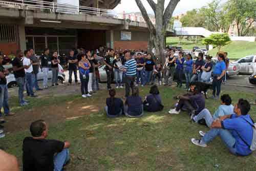 Favorecidos de M�s Familias en Acci�n no necesitan acampar afuera del Coliseo El Pueblo; este lunes, solo deben ir personas registradas y con el n�mero de c�dula terminado en 0