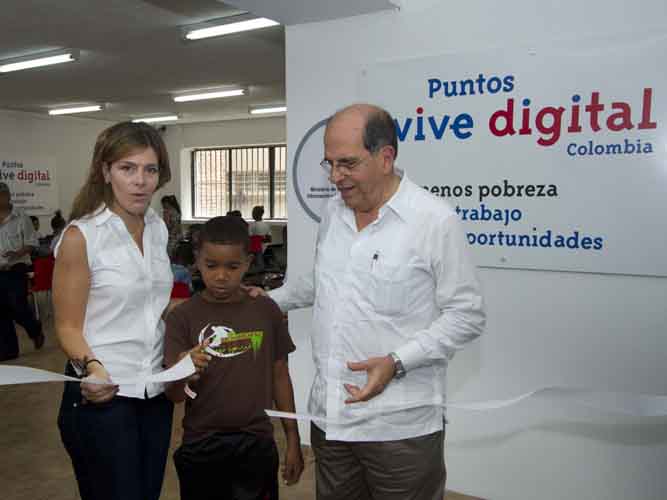 El Alcalde y la Viceministra de las TIC inauguran punto �Vive Digital� en Cali: Internet y las nuevas tecnolog�as al alcance de todos