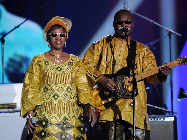 Teatro Los Cristales, con concierto de pareja africana y del grupo Herencia de Timbiqu�