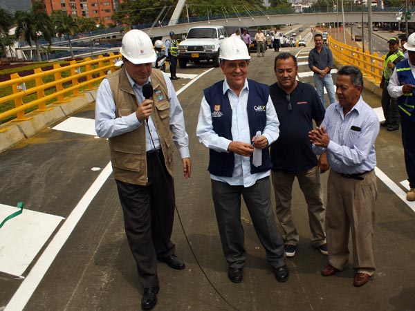 Alcalde inaugur� el puente curvo de la Autopista Suroriental con carrera 70