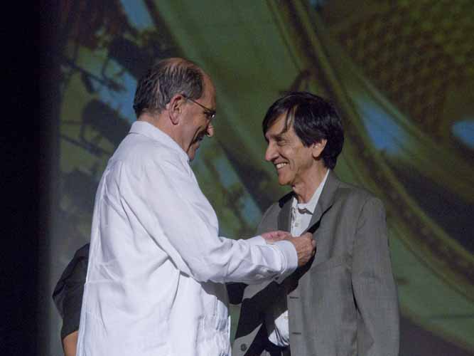 En ceremonia de gala por el Teatro Municipal, el Alcalde condecor� a reconocidos actores: uno de ellos, el alma del �Vivo Bobo�