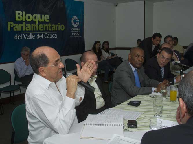 El Alcalde busca que congresistas le jalen a la educaci�n oficial con las regal�as