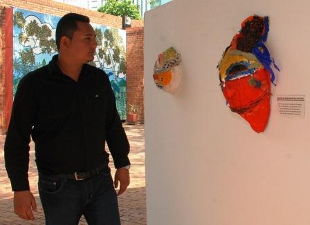 Madres cabezas de hogar aprenden a elaborar m�scaras; taller con apoyo de la Secretar�a de Cultura de Cali