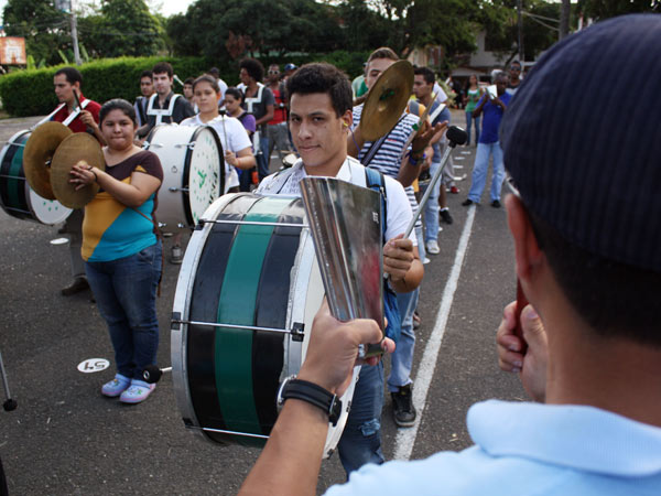 100 percusionistas empezaron a marcar el paso en la preparaci�n del Sals�dromo