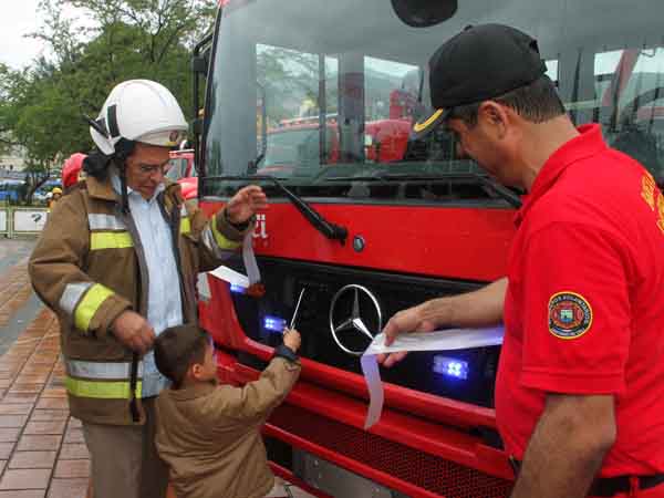 El Alcalde preside renovaci�n tecnol�gica de los bomberos con 11 modernas m�quinas