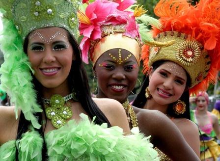 Bailarines de salsa ya marcan el paso a lo largo de la Calle de la Feria