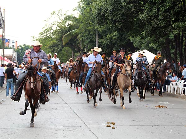 Multitudinaria cabalgata: m�s de 3 mil jinetes galoparon sin inconvenientes