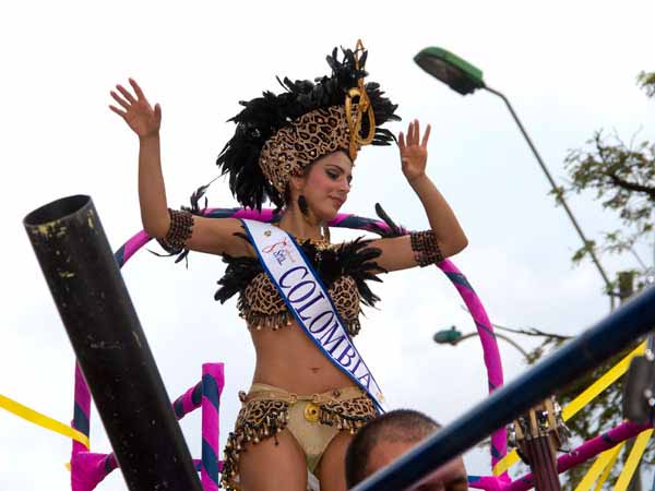 Recorrido de bailarines, con bellezas del Reinado Panamericano