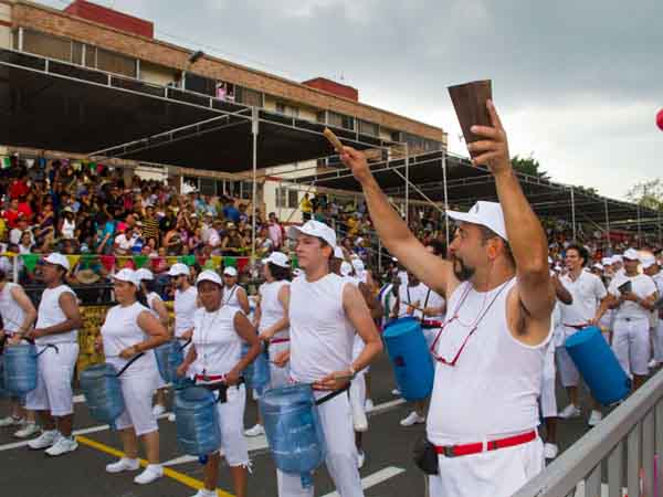 120 percusionistas pusieron el ritmo en el Sals�dromo con bong�s, platillos y porrones