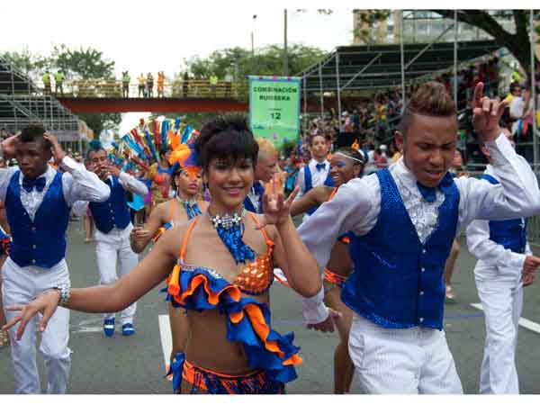 Cali �azotar� baldosa� en el quinto d�a de la Feria: espect�culo de 500 bailarines