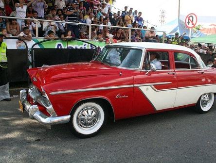El Desfile de Autos Cl�sicos y Antiguos, ya prendi� motores y la fiesta por la A. Suroriental
