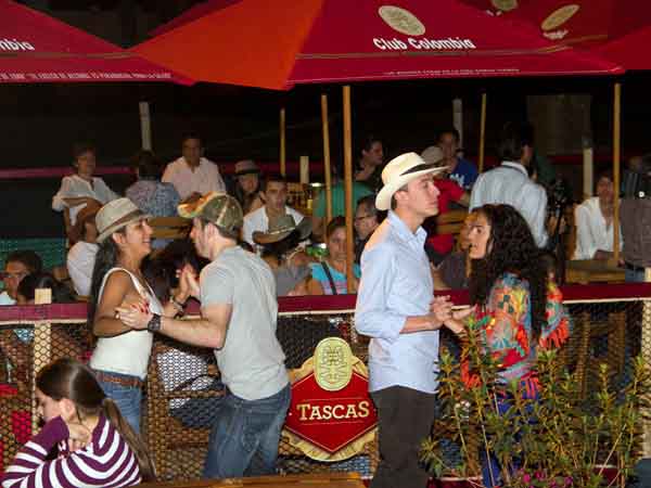 Las tascas siguen atiborradas de rumberos