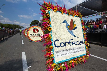 El tercer desfile de la Feria atrajo a miles de espectadores: gozaron el Carnaval de Cali Viejo
