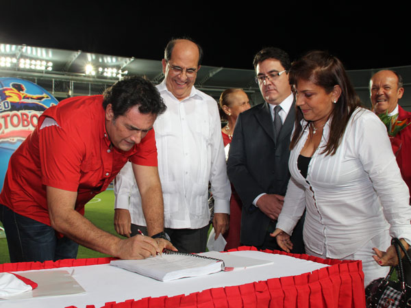 El Municipio y el Am�rica firmaron acuerdo para facilitar el pago de la deuda del equipo rojo